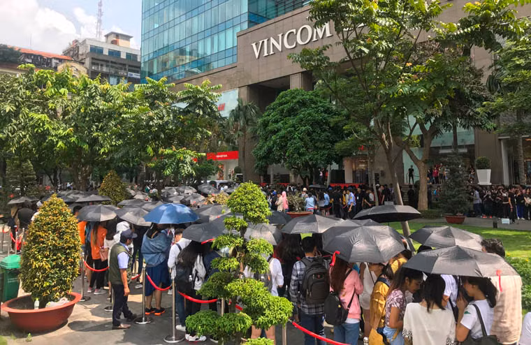 Vincom Center Đồng Khởi (quận 1, TP.HCM) được hãng thời trang H&amp;M chọn đặt cửa hàng đầu tiên của mình tại Việt Nam. Cửa hàng có quy mô 2 tầng, tổng diện tích 2.200m2 và là vị trí tiện lợi bật nhất ở "Hòn ngọc viễn đông".