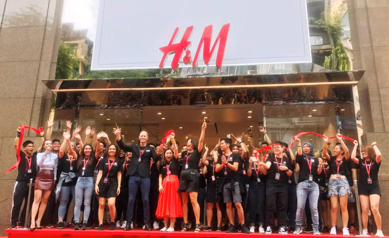 Đúng 11h ngày 9/9, nghi thức cắt băng khai trương được thực hiện dù đơn giản nhưng vô cùng trang trọng.