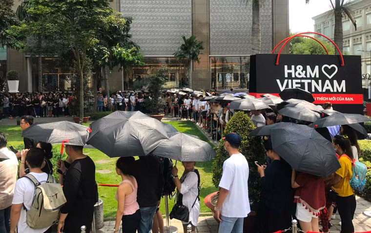 Nhân dịp khai trương cửa hàng đầu tiên tại Việt Nam ở TP.HCM, 1000 khách hàng xếp hàng đầu tiên đến với H&amp;M sẽ được nhận phần quà là túi đeo H&amp;M phiên bản giới hạn cùng phiếu quà tặng mua sắm tại cửa hàng và nhiều quà tặng khác.