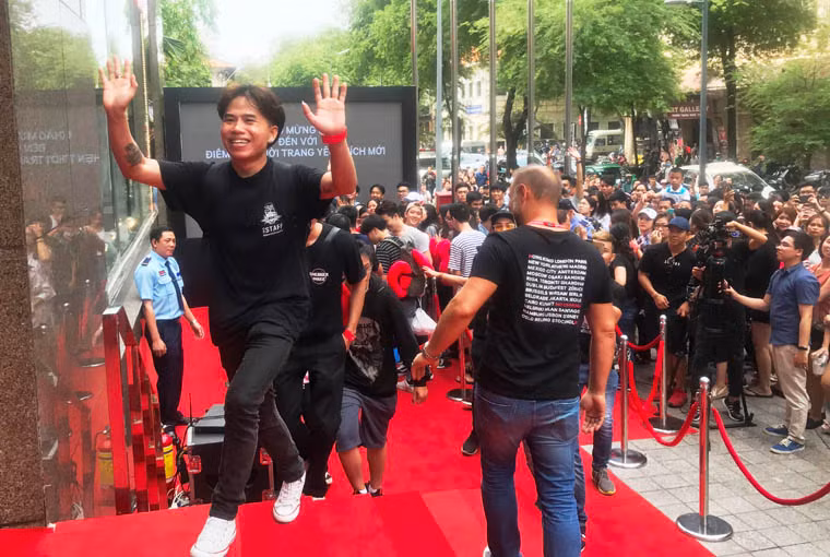 Nam khách hàng đến từ tỉnh Thái Nguyên này đã trở thành khách hàng đầu tiên của H&amp;M tại Vincom Center Đồng Khởi, quận 1.