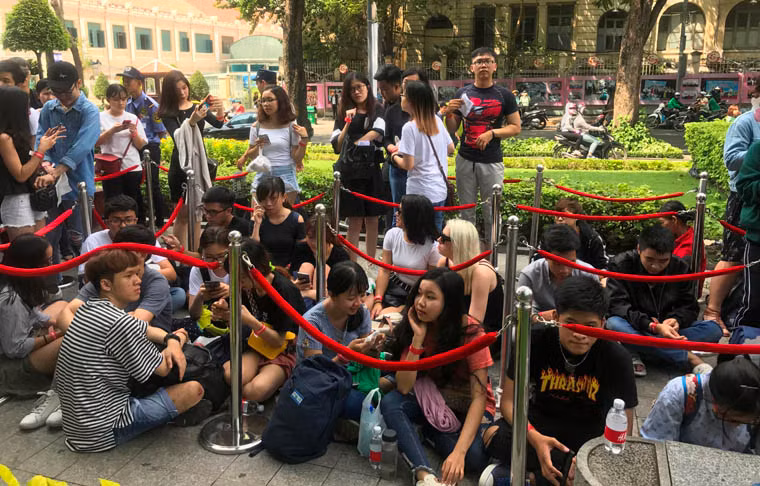 Nhiều người có mặt suốt hàng chục tiếng đồng hồ đã tỏ ra khá mệt mỏi...