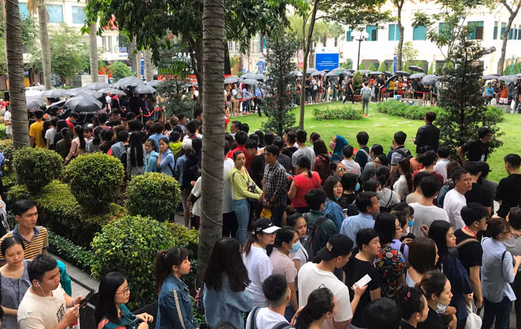 Trước thông tin vô cùng hấp dẫn nói trên, ngay trong đêm qua (8/9), có rất đông bạn trẻ đã xếp hàng để trở thành những người đầu tiên tham gia sự kiện đặc biệt của thương hiệu thời trang đến từ Thụy Điển này.