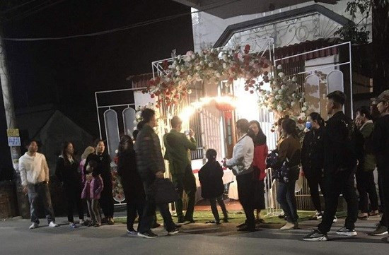 Di an cuoi, ban than cuom hon 1 cay vang cua co dau