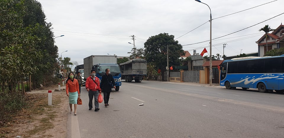 Nhiều hành khách trên xe khách buộc phải xuống xe đi bộ