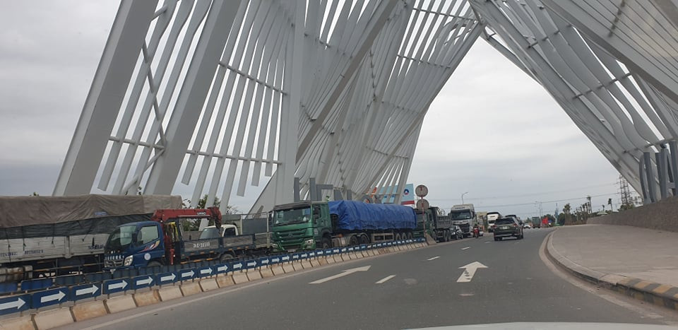 Cửa ngõ vào địa phận Quảng Ninh (giáp danh với tỉnh Hải Dương) ùn ứ hàng tiếng đồng hồ do lực lượng chức năng tỉnh này chỉ chặn dừng xe mà không hướng dẫn tài xế thực hiện kiểm tra y tế