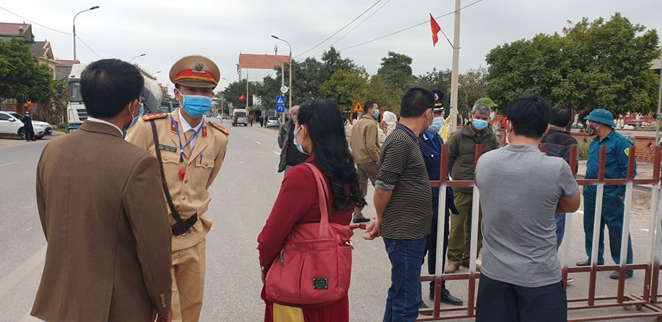 Nhiều tài xế bức xúc vì bị chặn dừng xe nhưng cơ quan chức năng tỉnh Quảng Ninh lại không tổ chức kiểm tra y tế hay hướng dẫn phân luồng như thế nào. Họ yêu cầu được di chuyển nhưng bất thành