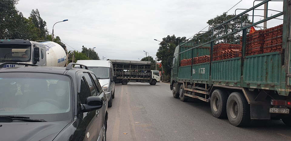 Việc quay đầu xe về phía tỉnh Hải Dương càng làm giao thông QL 18 ùn ứ