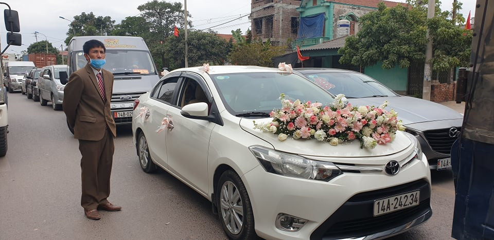 Sáng sớm 28/1, Sở GTVT Quảng Ninh cũng đã ra công văn khẩn tạm dừng toàn bộ hoạt động vận tải khách đường bộ, đường thủy liên nội tỉnh (tuyến cố định, hợp đồng taxi, xe buýt, phà) trên địa bàn tỉnh Quảng Ninh (cả phương tiện đi và đến Quảng Ninh) từ 6h ngày 28/1 cho đến khi có thông báo mới.