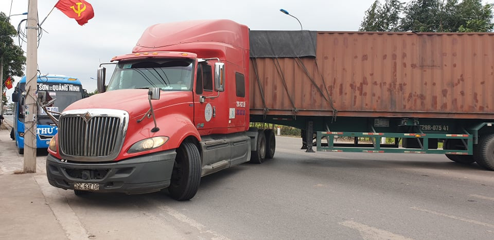 Nhiều tài xế không kiên nhẫn chờ đợi nên buộc phải quay đầu xe