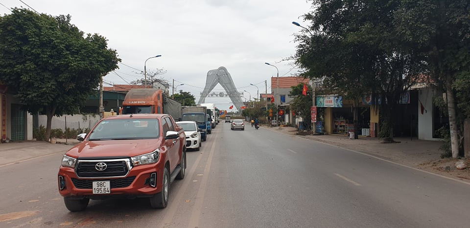 Việc lập chốt và kiểm soát người, phương tiện tại Quảng Ninh bất ngờ khiến nhiều tài xế hoang mang. Hàng trăm chiếc xe phải chôn chân tại chỗ dẫn đến ùn ứ kéo dài