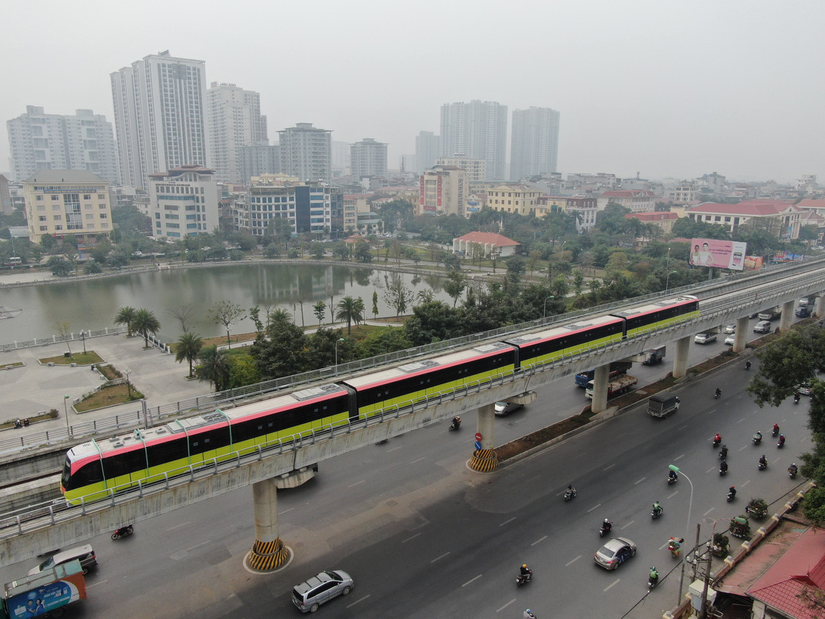 Tàu được sơn ba màu xanh lá mạ, hồng đỏ và trắng với biểu tượng Khuê Văn Các tạo nên một dấu ấn riêng của Hà Nội.