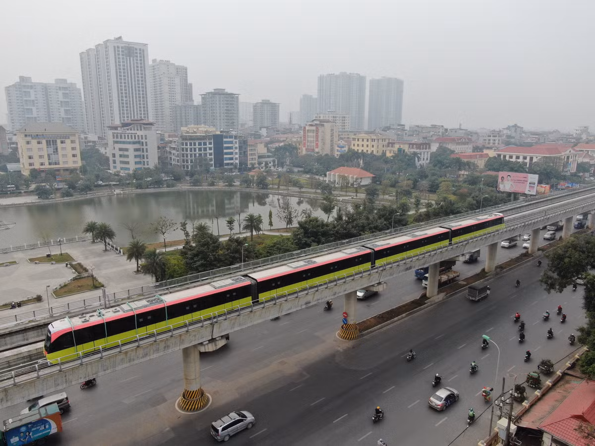 Tàu được sơn ba màu xanh lá mạ, hồng đỏ và trắng với biểu tượng Khuê Văn Các tạo nên một dấu ấn riêng của Hà Nội.