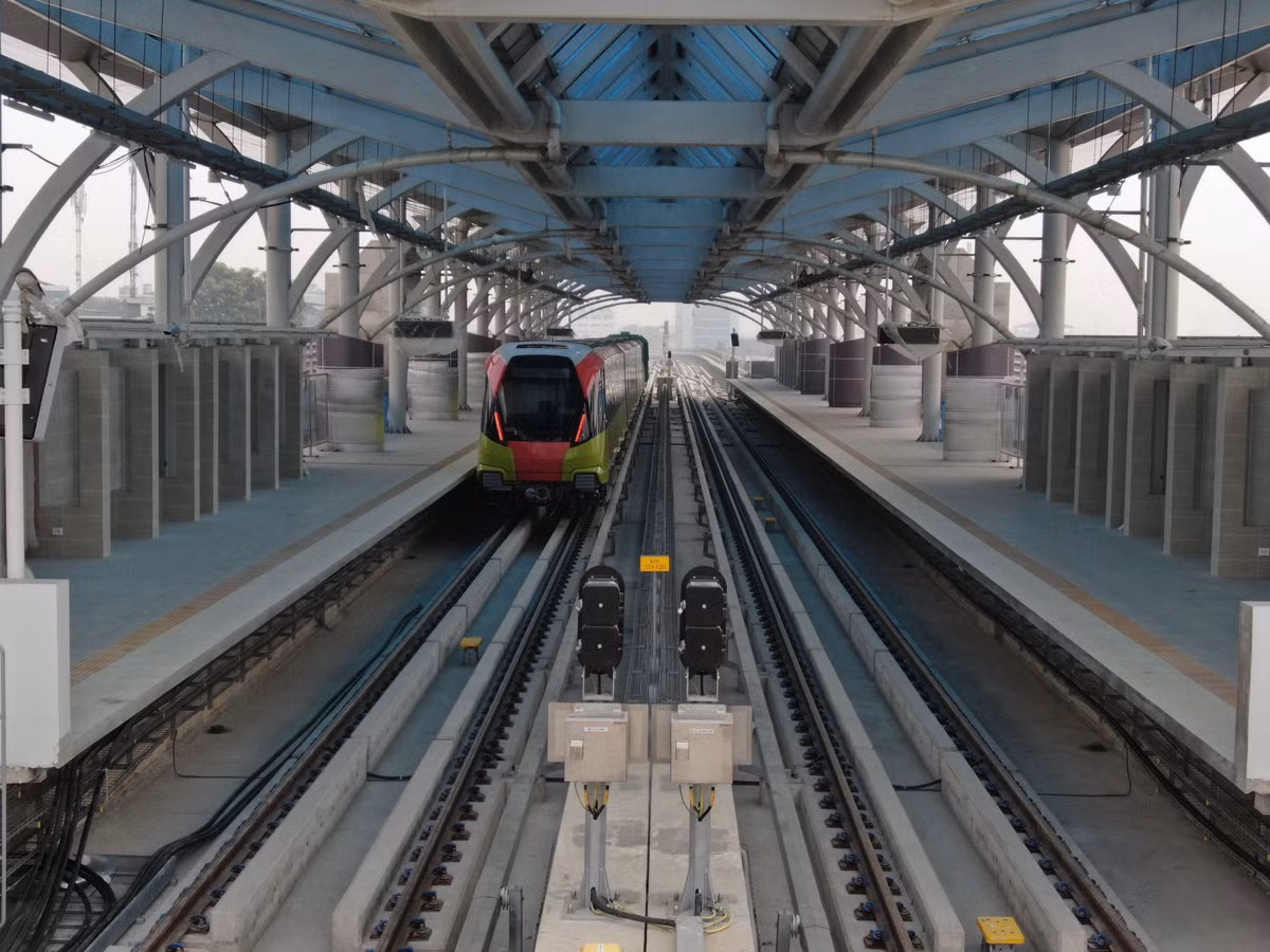 Cấu hình mỗi đoàn tàu gồm 4 toa (2 toa động cơ có cabin, 1 toa động cơ và 1 toa kéo theo) có khả năng chuyên chở 944-1.124 người/đoàn tàu, với mật độ khoảng 6,6-8 người/m2 và khai thác với tốc độ thương mại 37km/h, tốc độ thiết kế 80km/h.