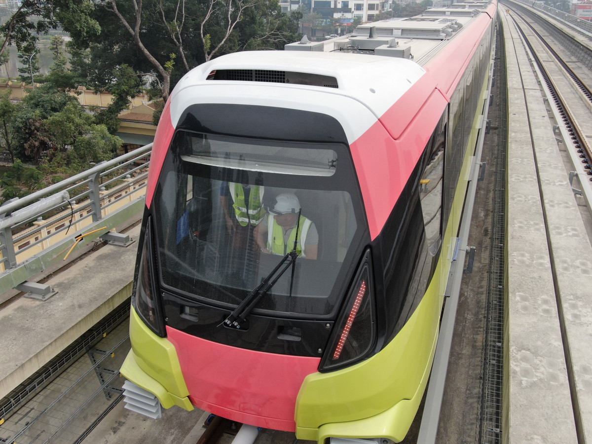 Đoàn tàu được vận hành không tải, người điều khiển là lái tàu có kinh nghiệm lâu năm Mustapha Mdjkoune thuộc công ty Alstom. “Tôi rất vinh dự khi là người đầu tiên được lái đoàn tàu của tuyến ĐSĐT số 3, đoạn Nhổn - ga Hà Nội. Trước khi đưa về Việt Nam, đoàn tàu đã trải qua những quá trình thử nghiệm khắt khe nhất tại Pháp. Chúng tôi sẽ tiếp tục thử nghiệm liên tục theo đúng kế hoạch để đạt được kết quả tốt nhất”, ông Mustapha Mdjkoune chia sẻ.