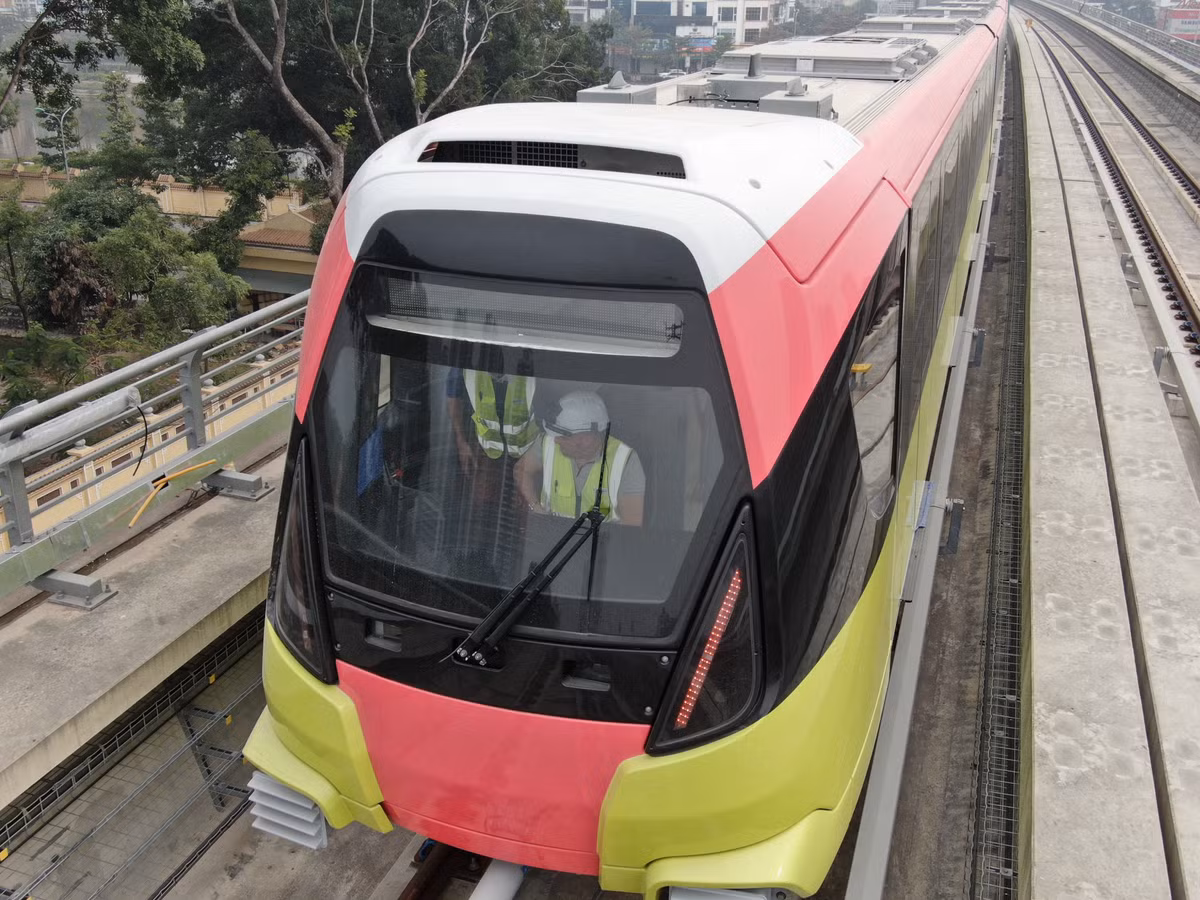 Đoàn tàu được vận hành không tải, người điều khiển là lái tàu có kinh nghiệm lâu năm Mustapha Mdjkoune thuộc công ty Alstom. “Tôi rất vinh dự khi là người đầu tiên được lái đoàn tàu của tuyến ĐSĐT số 3, đoạn Nhổn - ga Hà Nội. Trước khi đưa về Việt Nam, đoàn tàu đã trải qua những quá trình thử nghiệm khắt khe nhất tại Pháp. Chúng tôi sẽ tiếp tục thử nghiệm liên tục theo đúng kế hoạch để đạt được kết quả tốt nhất”, ông Mustapha Mdjkoune chia sẻ.