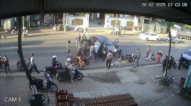 Người dân hợp sức nâng xe ô tô cứu người mắc kẹt dưới gầm Nguoi dan hop suc nang xe o to cuu nguoi mac ket duoi gam