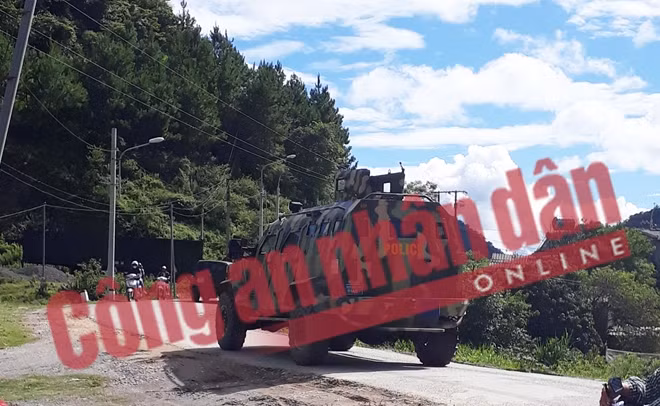 Các lực lượng chức năng triển khai phương tiện bắt giữ các đối tượng truy nã.