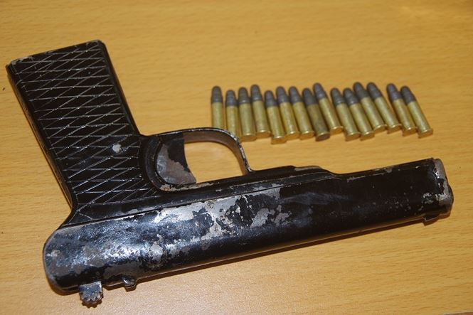 Súng đạn mà đối tượng mang theo.