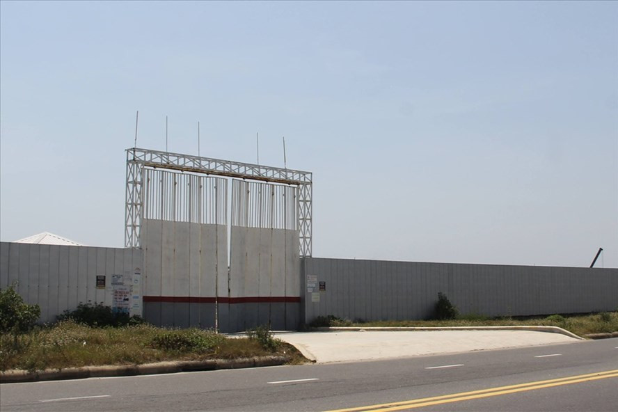  2. Khu du lịch ven biển thuộc Công ty CP Bắc Nam 79 Liên quan đến khu đất vàng của đại gia Vũ Nhôm còn có Khu du lịch ven biển có diện tích 15.577m2 tại phường Hòa Hải, quận Ngũ Hành Sơn của công ty cổ phần xây dựng Bắc Nam 79. Dự án này có tổng vốn đầu tư là hơn 380 tỉ đồng. Theo quyết định quy hoạch được UBND TP.Đà Nẵng ký vào ngày 26/6/2014 – thời điểm ông Văn Hữu Chiến làm Chủ tịch thành phố. Dự án này từng dự định khởi công tháng 5/2017 và hoàn thành quý II/2018. Ảnh: Lao Động.