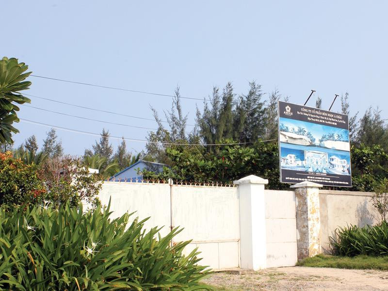  5. Dự án Khu du lịch ven biển Hòn ngọc Á ChâuDự án đất vàng Khu du lịch ven biển Hòn ngọc Á Châu nằm ở phường Khuê Mỹ, quận Ngũ Hành Sơn, với vốn đầu tư ban đầu hơn 1.550 tỷ đồng. Đầu năm 2008, UBND TP. Đà Nẵng giao 17 ha đất ven biển và cấp giấy chứng nhận cho nhà đầu tư. Ảnh: baodautu.vn.