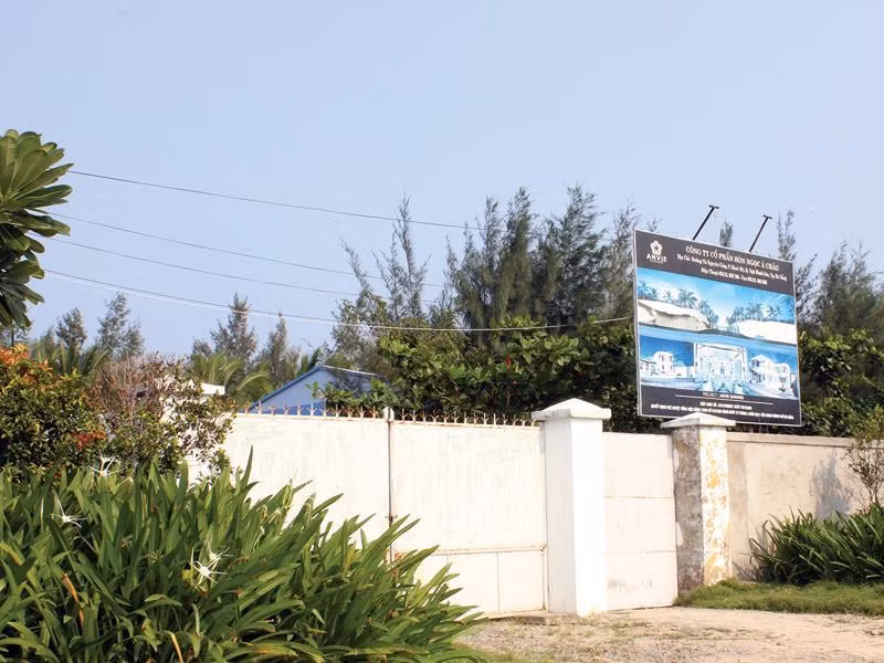  5. Dự án Khu du lịch ven biển Hòn ngọc Á Châu Dự án đất vàng Khu du lịch ven biển Hòn ngọc Á Châu nằm ở phường Khuê Mỹ, quận Ngũ Hành Sơn, với vốn đầu tư ban đầu hơn 1.550 tỷ đồng. Đầu năm 2008, UBND TP. Đà Nẵng giao 17 ha đất ven biển và cấp giấy chứng nhận cho nhà đầu tư. Ảnh: baodautu.vn.