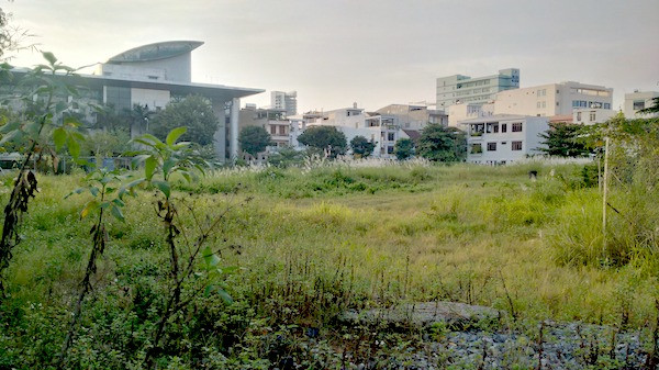  3. Dự án Viễn Đông - 84 Hùng Vương Khu đất vàng thứ 3 bị yêu cầu quy hoạch là dự án Trung tâm thương mại, khách sạn và căn hộ cao cấp Viễn Đông Meridian (gọi tắt là dự án Viễn Đông) do Công ty Cổ phần địa ốc Viễn Đông Việt Nam làm chủ đầu tư được giao 11.170m2 (số 84 Hùng Vương) từ tháng 5/2008. Ảnh: DĐDN.