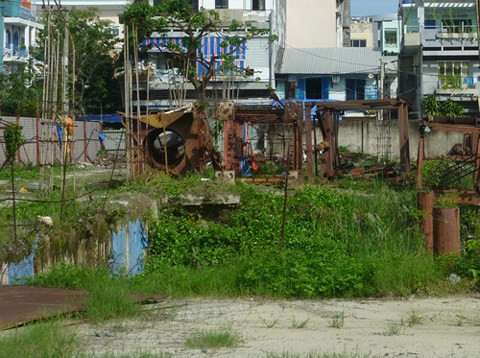 Dự án có diện tích 7.878m2, gồm trung tâm thương mại, khách sạn 5 sao 35 tầng và căn hộ cao cấp 27 tầng, với tổng vốn 125 triệu USD. Công trình từng dự kiến hoàn thành và đưa vào sử dụng năm 2011. Ảnh: Infonet.