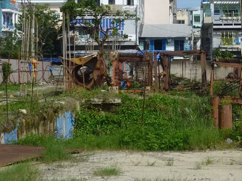 Dự án có diện tích 7.878m2, gồm trung tâm thương mại, khách sạn 5 sao 35 tầng và căn hộ cao cấp 27 tầng, với tổng vốn 125 triệu USD. Công trình từng dự kiến hoàn thành và đưa vào sử dụng năm 2011. Ảnh: Infonet.