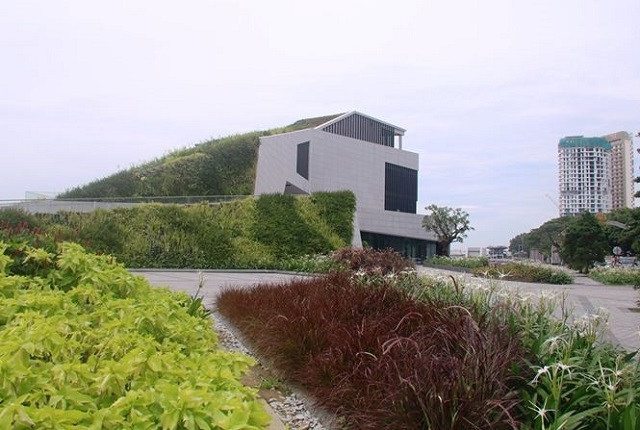 Năm 2015, UBND thành phố đồng ý chủ trương theo đề xuất của Sở xây dựng về việc chọn địa điểm di dời công trình nhà hàng của Cty TNHH I.V.C tại khu vực phía Nam dự án bãi đỗ du thuyền kết hợp Thương mại dịch vụ tại cảng sông Hàn. Dự án sau đó được triển khai, đến nay đã hoàn thành phần xây dựng. Ảnh: Tiền Phong.