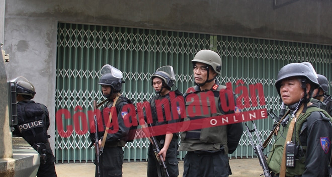 Quá trình đấu tranh, lực lượng Công an Sơn La đã kiên trì vận động, thuyết phục đối tượng đầu thú nhận lượng khoan hồng của pháp luật. Tuy nhiên, những đối tượng trên không chấp hành mà sử dụng vũ khí chống trả quyết liệt. Ảnh: Đại tá Trần Anh Tuấn, Giám đốc Công an tỉnh Sơn La trực tiếp chỉ đạo các đơn vị tham gia bắt các đối tượng truy nã.