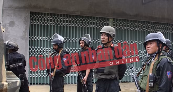 Quá trình đấu tranh, lực lượng Công an Sơn La đã kiên trì vận động, thuyết phục đối tượng đầu thú nhận lượng khoan hồng của pháp luật. Tuy nhiên, những đối tượng trên không chấp hành mà sử dụng vũ khí chống trả quyết liệt. Ảnh: Đại tá Trần Anh Tuấn, Giám đốc Công an tỉnh Sơn La trực tiếp chỉ đạo các đơn vị tham gia bắt các đối tượng truy nã.