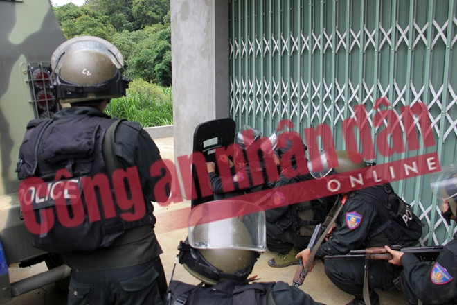 Ngày 27 đến 28/6, Công an tỉnh Sơn La chủ trì phối hợp với các đơn vị nghiệp vụ Bộ Công an sử dụng đồng bộ các biện pháp nghiệp vụ, khoảng hơn 200 cán bộ chiến sỹ tổ chức lực lượng đấu tranh triệt phá với nhóm đối tượng có nhiều quyết định truy nã đặc biệt nguy hiểm về tội mua bán trái phép chất ma túy. Ảnh: Một tổ công tác đang triển khai đội hình tiếp cận nhà đối tượng truy nã.