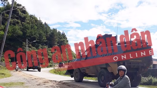 Chiều 28/6, một tổ công tác của Công an tỉnh Sơn La tiếp tục vào bản Tà Dê, Lũng Xá tiếp cận nhà các đối tượng truy nã, ổn định tình hình trên địa bàn.