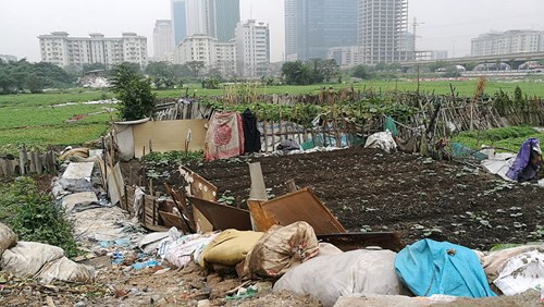 Biển dự án đã bị gỡ hết xuống, phía mặt đường Nguyễn Chánh, phần quây tôn dự án đã được tháo tạo thành một cửa để làm chỗ để xe. Ảnh: Một góc bên trong dự án. Nguồn ảnh: Tiền Phong. Biển dự án đã bị gỡ hết xuống, phía mặt đường Nguyễn Chánh, phần quây tôn dự án đã được tháo tạo thành một cửa để làm chỗ để xe. Ảnh: Một góc bên trong dự án. Nguồn ảnh: Tiền Phong.