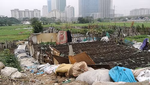 Biển dự án đã bị gỡ hết xuống, phía mặt đường Nguyễn Chánh, phần quây tôn dự án đã được tháo tạo thành một cửa để làm chỗ để xe. Ảnh: Một góc bên trong dự án. Nguồn ảnh: Tiền Phong.