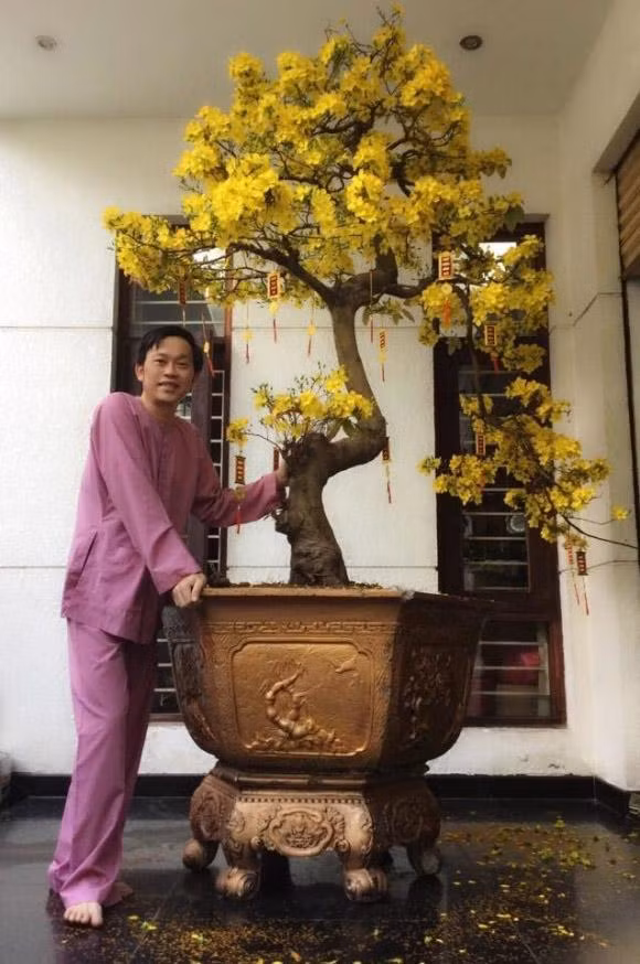 Trong nhà thờ tổ tại Quận 9, Hoài Linh trưng bày rất nhiều cây cảnh, cây bonsai. Ảnh: Khám Phá.