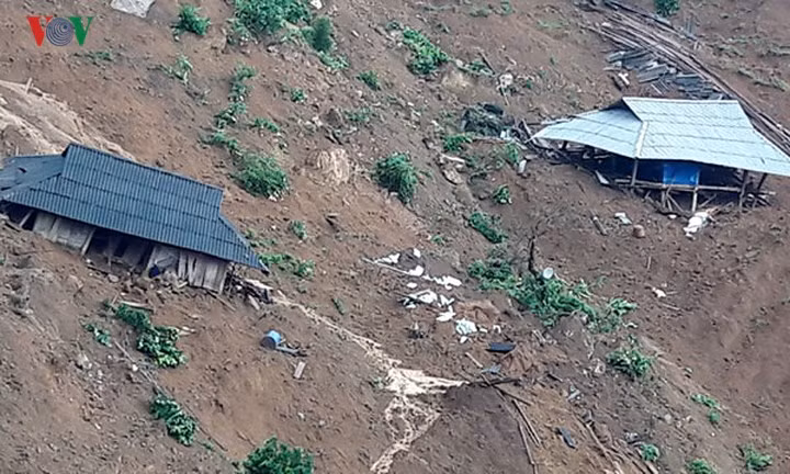 Không còn một ngôi nhà nào nguyên vẹn sau một đêm kinh hoàng.