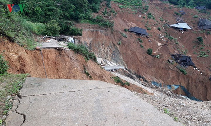 Toàn bộ đoạn đường bê tông dài gần 100 mét dẫn vào bản cũng đã bị chia cắt do sạt lở nghiêm trọng.