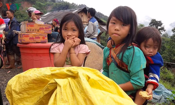 Trong khi người lớn lo lắng thì đám trẻ vẫn chưa hết sợ hãi.