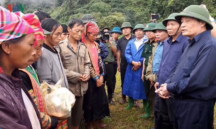 Đoàn công tác của lãnh đạo tỉnh Lai Châu cũng đã có mặt tại hiện trường chia sẻ, động viên người dân.