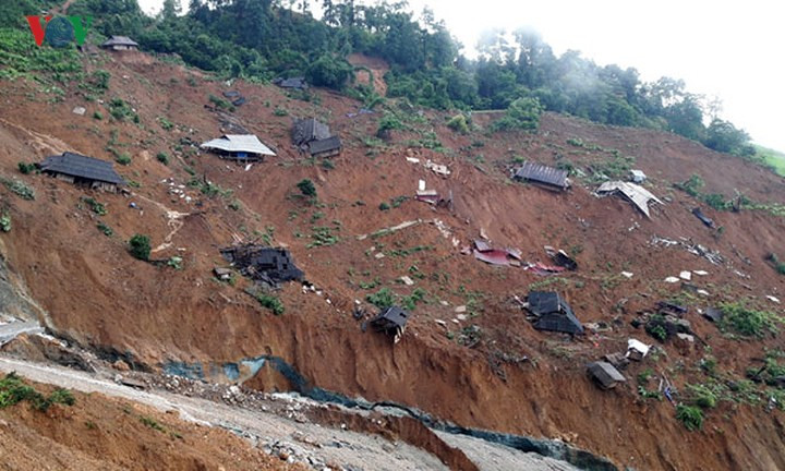 Bản Sáng Tùng thanh bình hôm nào nay đã thành một đống đổ nát, hoang tàn.