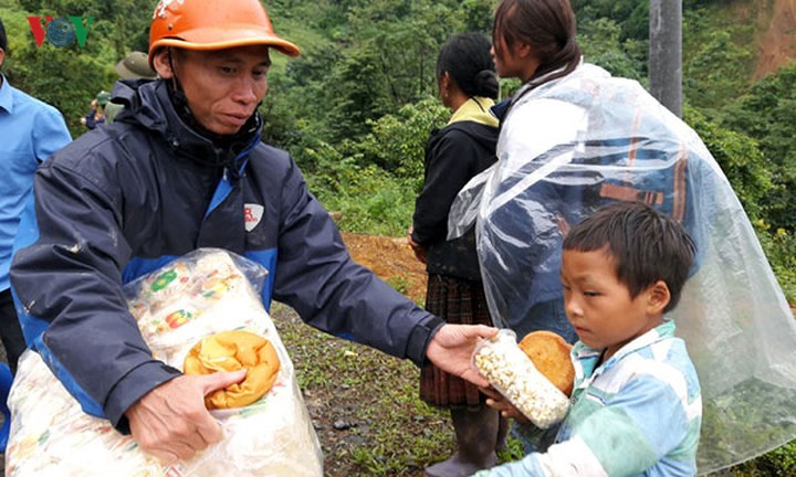 Sau khi nghe tin, nhiều người dân trong vùng cũng đã chia sẻ bớt khó khăn với bà con bằng những món đồ ăn tuy ít giá trị nhưng đầy ý nghĩa.