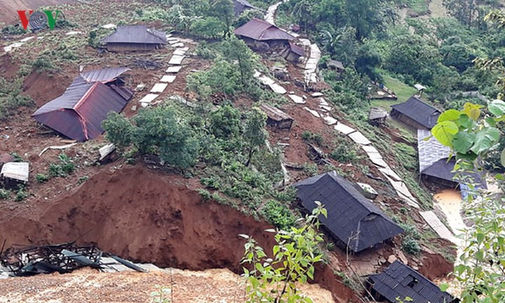 Ngay cả đường bê tông nông thôn mới nội bản cũng đứt rời từng đoạn.
