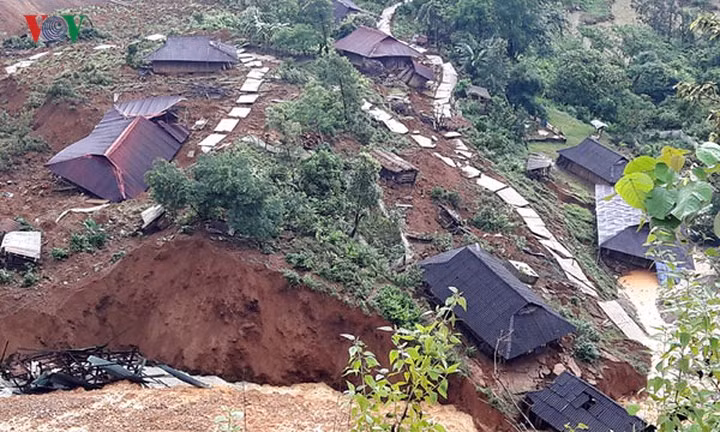 Ngay cả đường bê tông nông thôn mới nội bản cũng đứt rời từng đoạn.