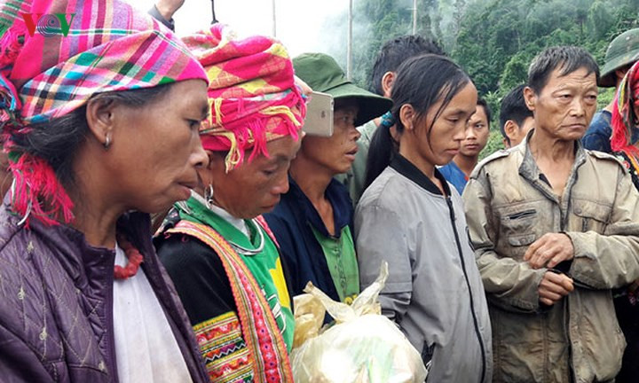 Sau một ngày đêm, trên gương mặt của mỗi người dân vẫn chưa hết bàng hoàng.