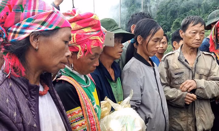 Sau một ngày đêm, trên gương mặt của mỗi người dân vẫn chưa hết bàng hoàng.