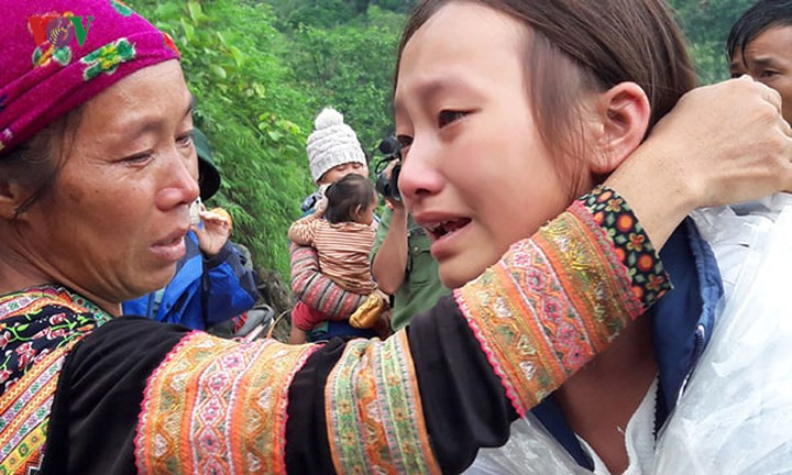 Em Giàng Thị Mẩy vừa hoàn thành xong kỳ thi THPT tại huyện về mới biết gia đình, bản làng mình không còn.