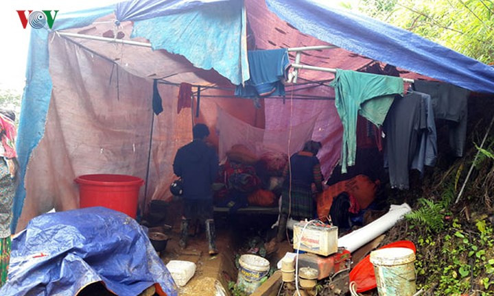 Nhiều căn lều tạm được dựng lên giúp người dân cư ngụ trước mắt và sau đó các lực lượng tại địa phương hỗ trợ bà con dựng nhà để sớm ổn định cuộc sống.