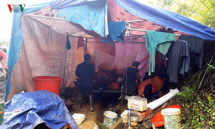 Nhiều căn lều tạm được dựng lên giúp người dân cư ngụ trước mắt và sau đó các lực lượng tại địa phương hỗ trợ bà con dựng nhà để sớm ổn định cuộc sống.