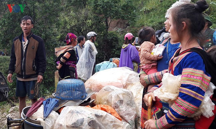 Nhiều gia đình chỉ mang đi được vài ba thứ đồ sinh hoạt không mấy giá trị.